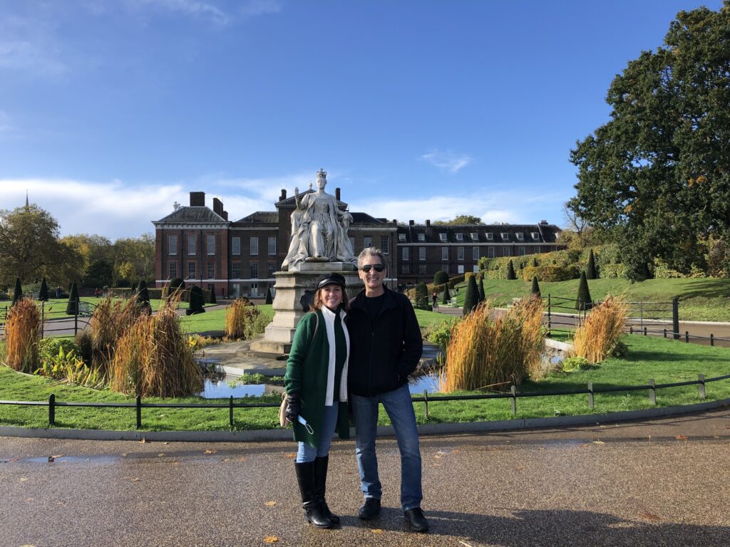A tourist photo outside of Kensington Palace